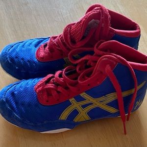 Boys ASIC wrestling shoes